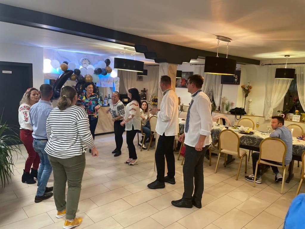 Gesellschaft feiert im Nebenzimmer des Gasthaus Sternen