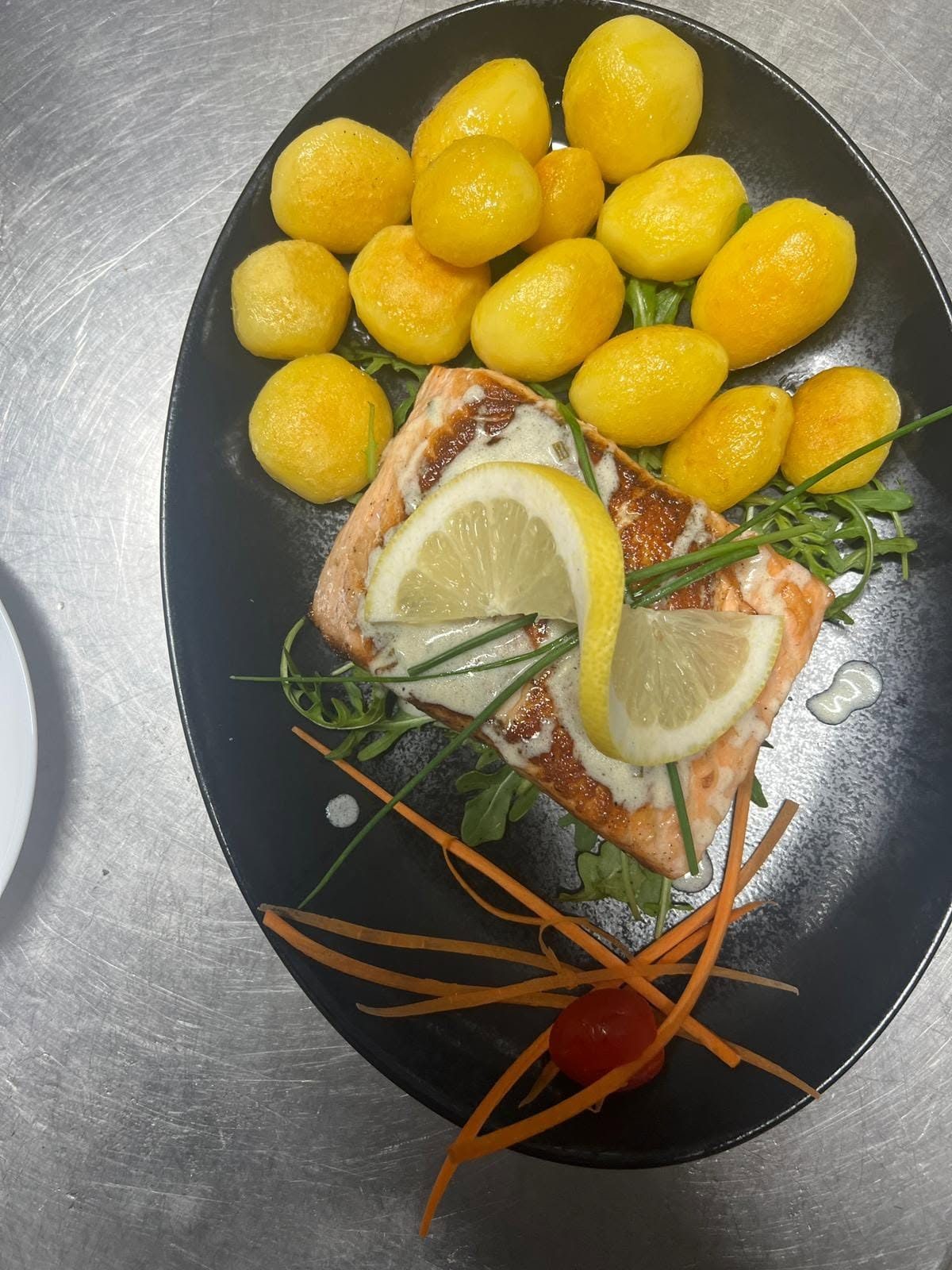 Lachsfilet vom Grill mit Rosmarinkartoffeln — Gasthaus Sternen