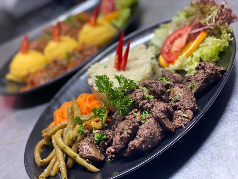 Mici mit Mămăligă — rumänische Spezialität im Gasthaus Sternen