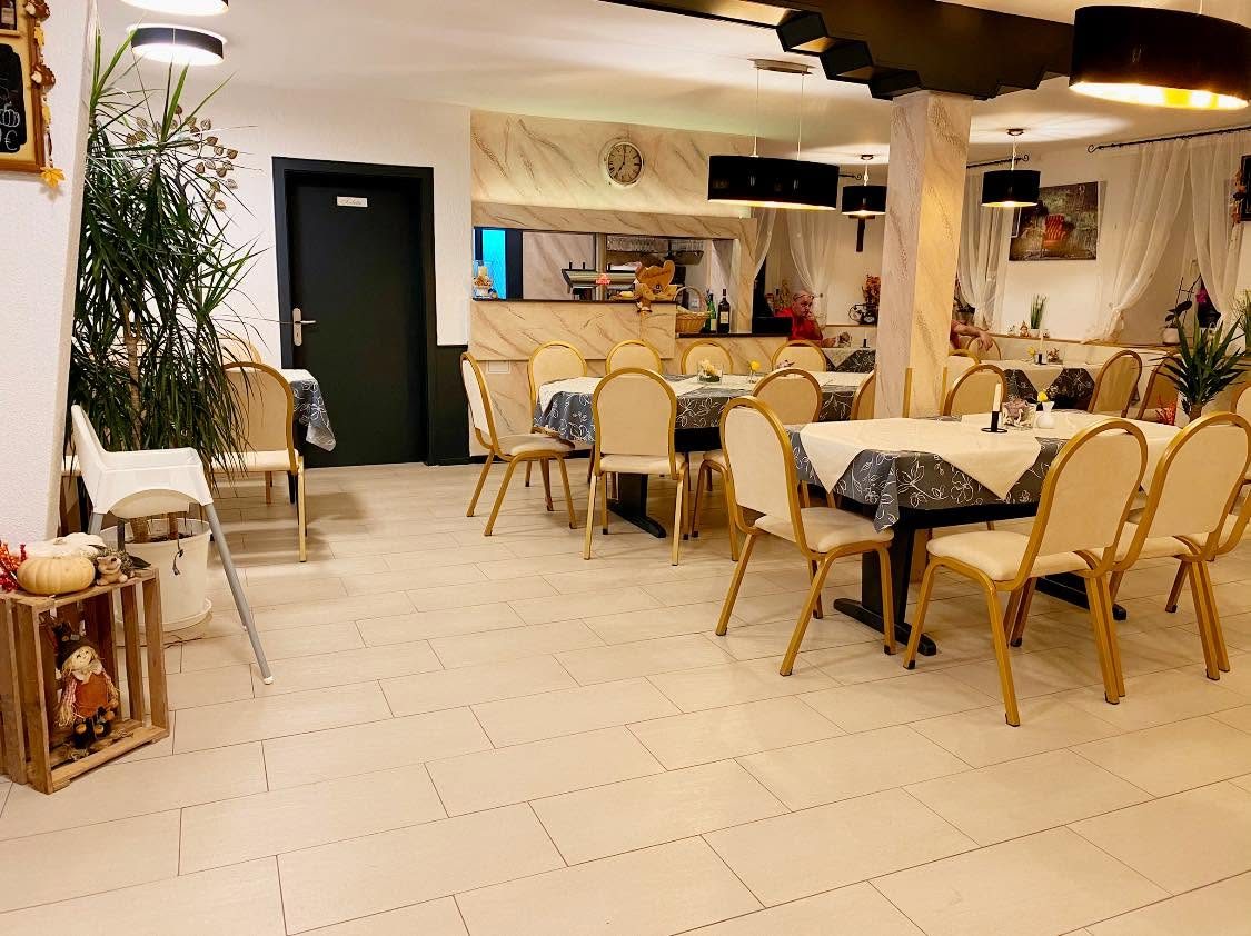 Eingedeckter Saal für Feiern im Gasthaus Sternen